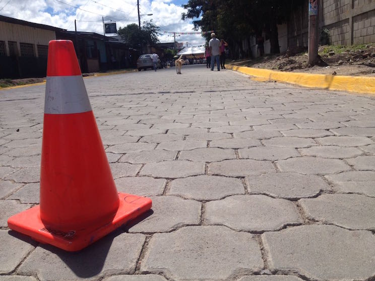 Familias del Distrito II de Estelí celebran el adoquinado de sus calles