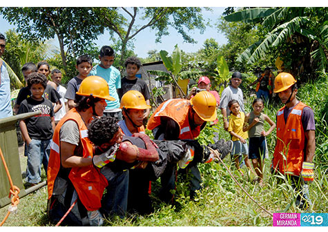 Pobladores del barrio Santa Elena se preparan ante posibles inundaciones