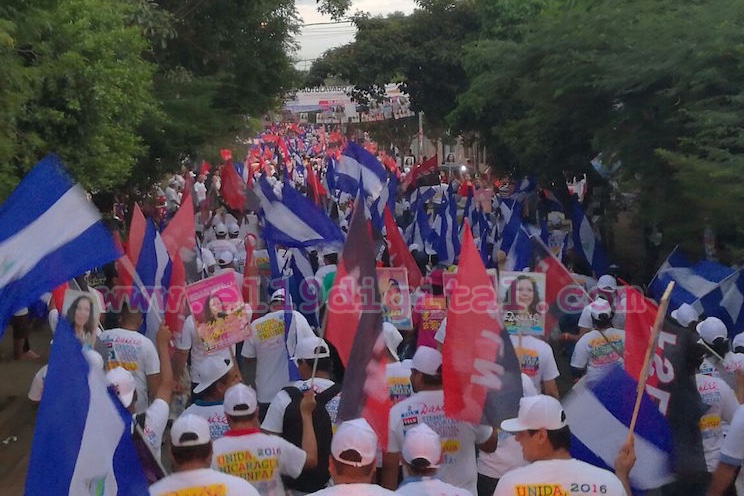 Chocolatito encabeza la Caminata del Amor y la Alegría recorriendo los barrios del distrito V de Managua