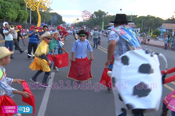 La cultura nicaragüense recorre la Avenida de Bolívar a Chávez