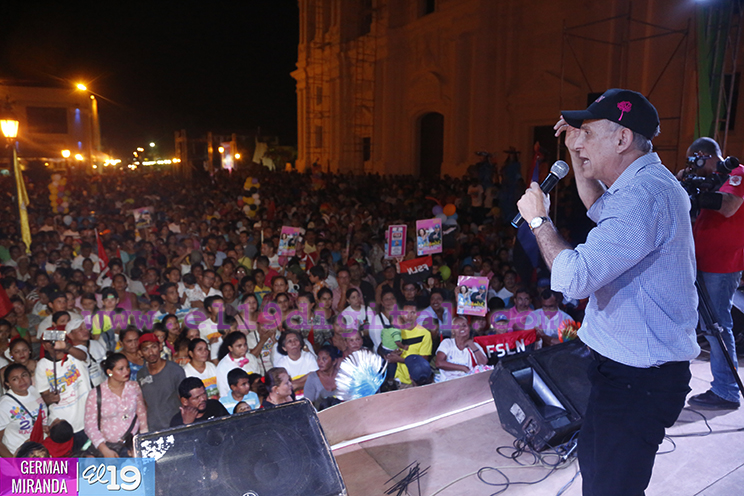 La Primera Capital de la Revolución dice Siempre al Frente y Siempre Más Allá con Daniel y Rosario! 