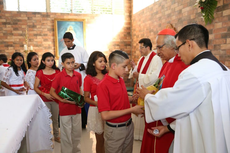 Cardenal Brenes celebra Misa de Confirmación en la Parroquia de Veracruz