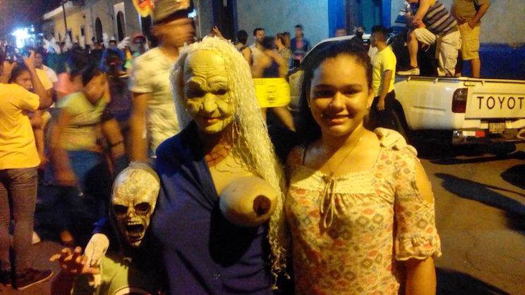 Familias de León disfrutaron de Festival de Gigantonas y Carnaval de Mitos y Leyendas