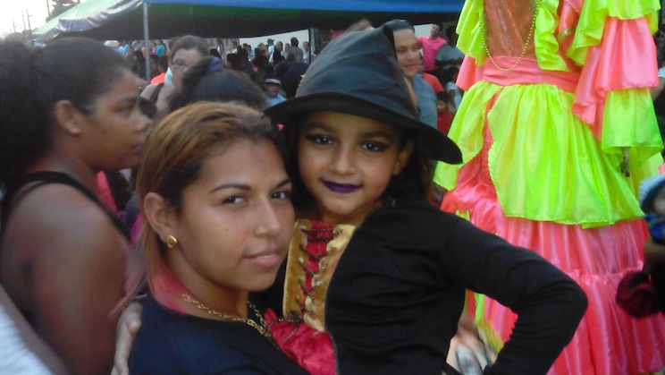 Familias de León disfrutaron de Festival de Gigantonas y Carnaval de Mitos y Leyendas
