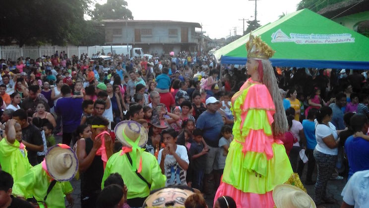 Familias de León disfrutaron de Festival de Gigantonas y Carnaval de Mitos y Leyendas