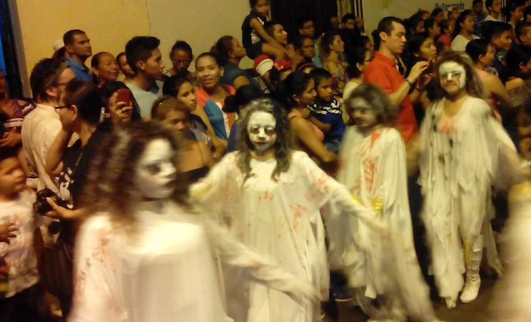 Familias de León disfrutaron de Festival de Gigantonas y Carnaval de Mitos y Leyendas