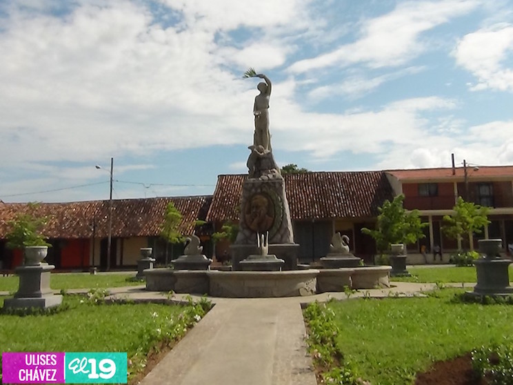 Inauguran monumento en conmemoración al Centenario del Paso a la Inmortalidad de Rubén Darío en Granada 