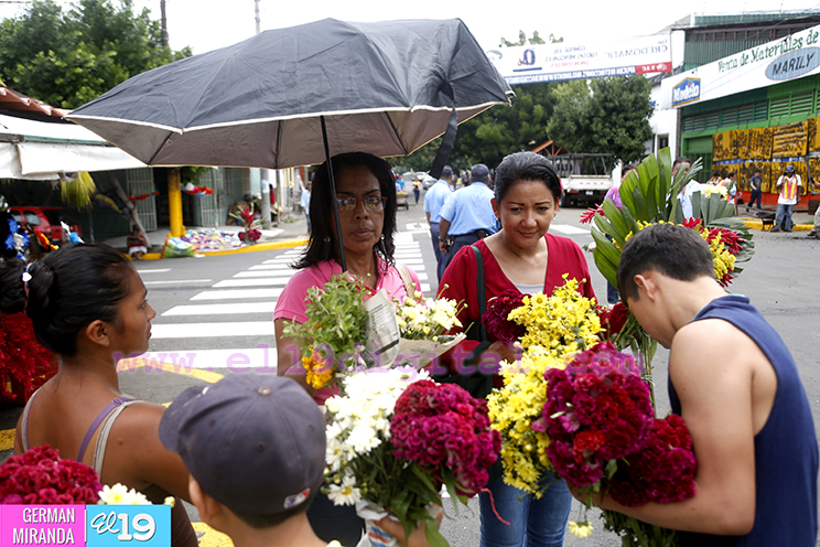 En el Día de Todos los Santos, familias acuden a honrar a sus fieles difuntos