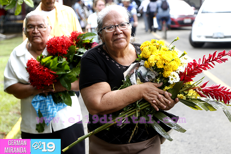 En el Día de Todos los Santos, familias acuden a honrar a sus fieles difuntos