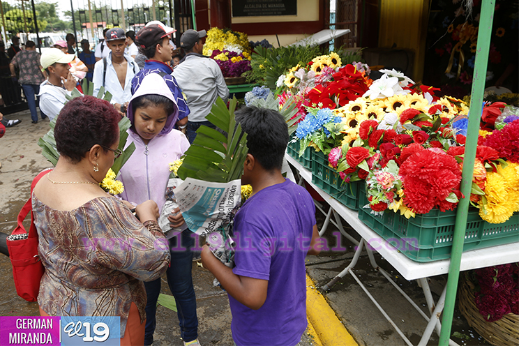 En el Día de Todos los Santos, familias acuden a honrar a sus fieles difuntos