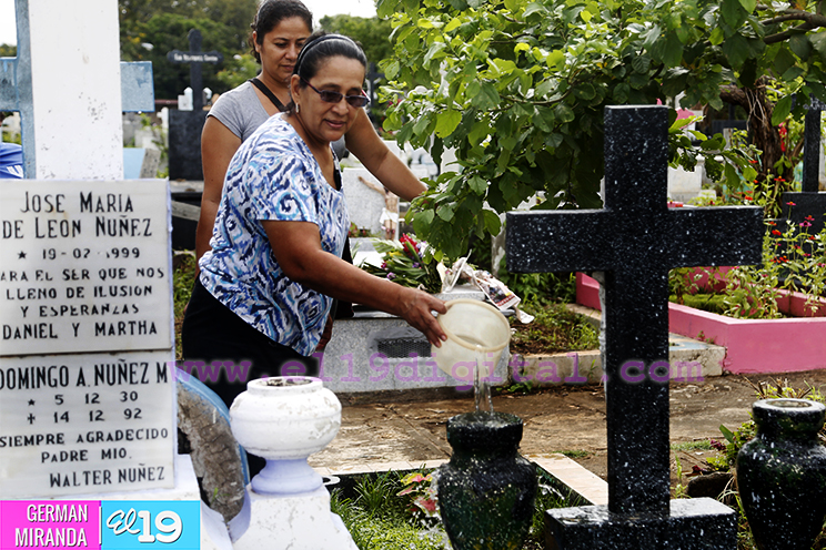 En el Día de Todos los Santos, familias acuden a honrar a sus fieles difuntos