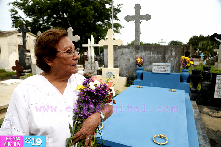 En el Día de Todos los Santos, familias acuden a honrar a sus fieles difuntos