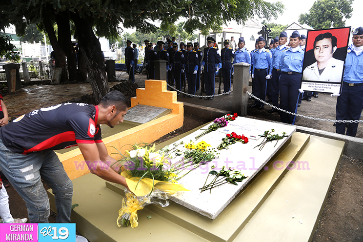 Rinden honores al Comandante Walter Ferreti