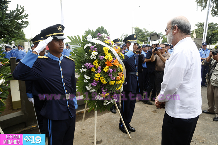 Rinden honores al Comandante Walter Ferreti