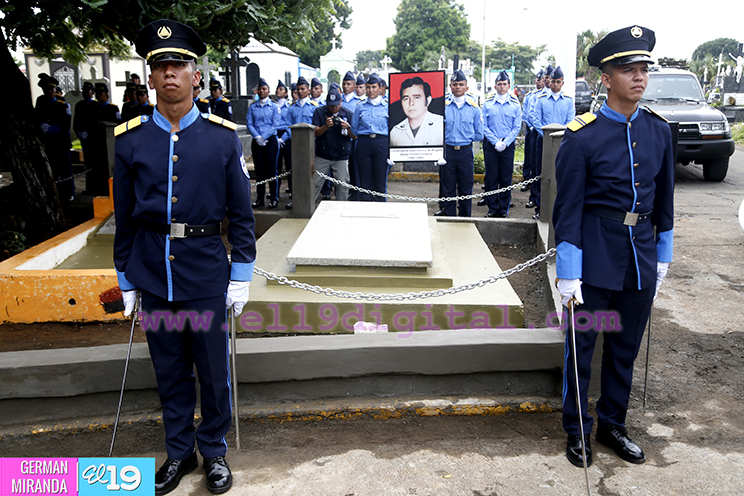 Rinden honores al Comandante Walter Ferreti