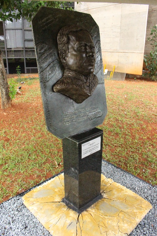 Develan escultura de Rubén Darío en la Universidad de Brasilia