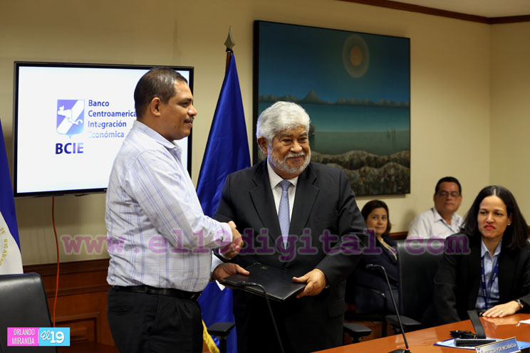 Gobierno de Nicaragua y BCIE firman convenio para construir nuevas carreteras