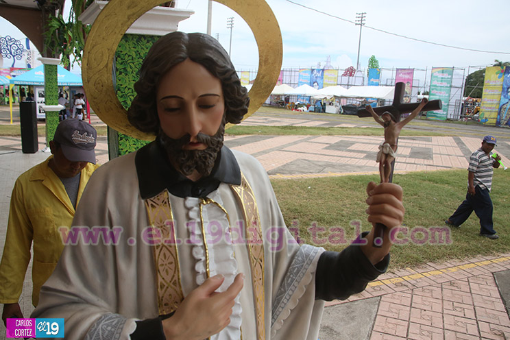 Nicaragüenses conmemoran Día de Todos los Santos en impresionante exposición de Nuestros Santos Patronos