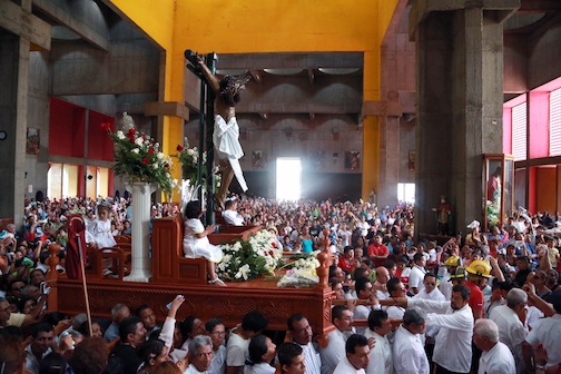 Culminan actos de Semana Santa con subida de la imagen de la Sangre de Cristo