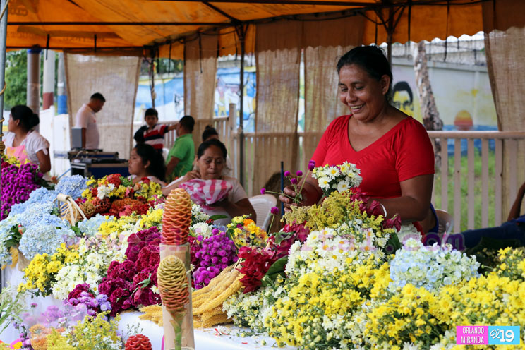 Flores para conmemorar a los fieles difuntos se venden en la Avenida de Bolívar a Chávez