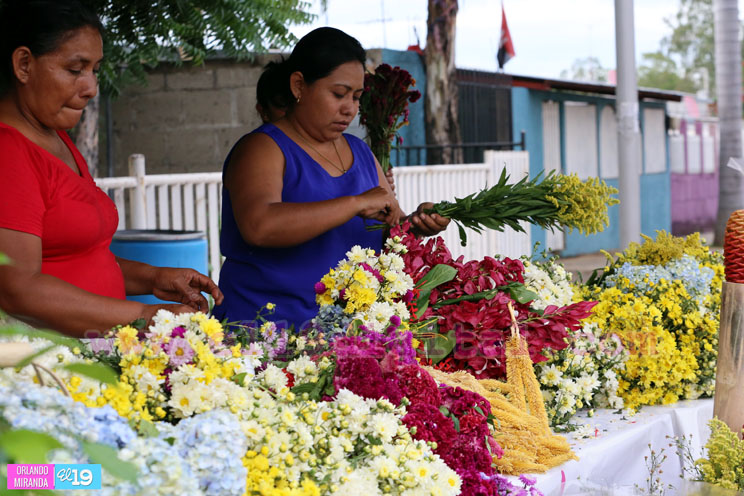Flores para conmemorar a los fieles difuntos se venden en la Avenida de Bolívar a Chávez