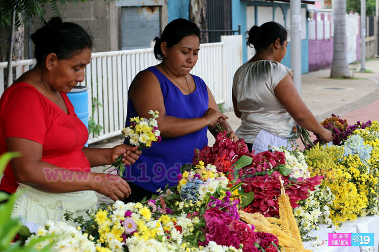 Flores para conmemorar a los fieles difuntos se venden en la Avenida de Bolívar a Chávez