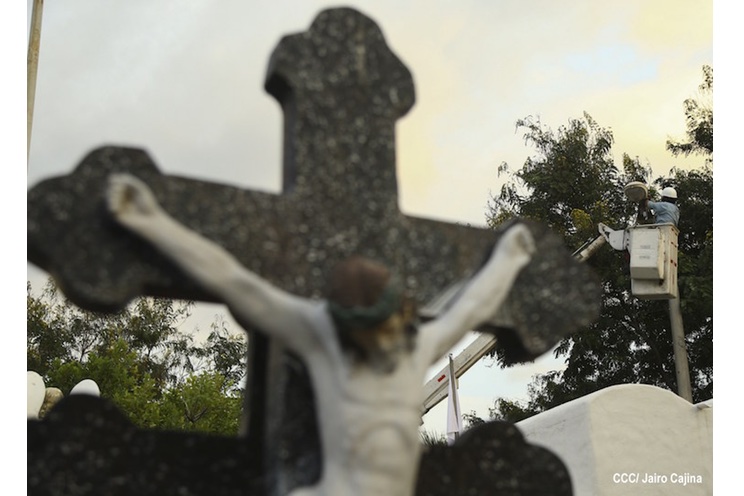 Mejoran iluminación en cementerios del país