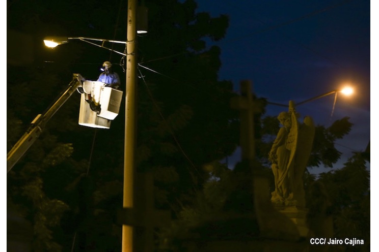 Mejoran iluminación en cementerios del país