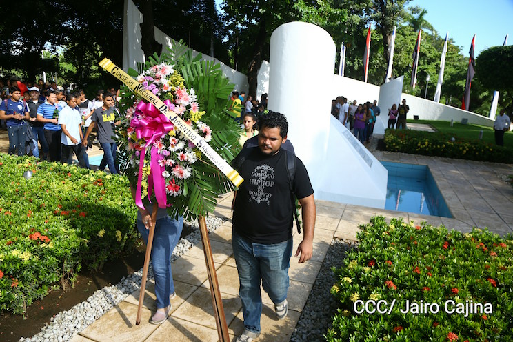 Juventud Sandinista rinde homenaje a héroes y mártires en Mausoleo de los Comandantes