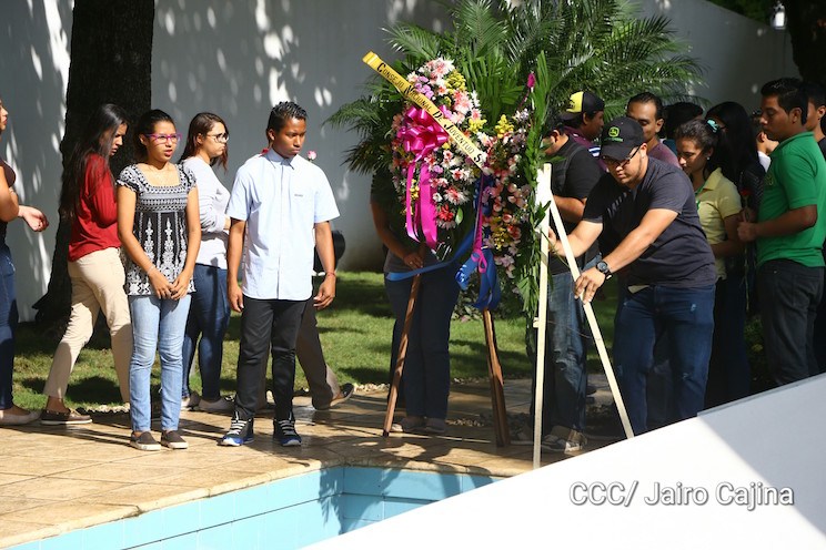 Juventud Sandinista rinde homenaje a héroes y mártires en Mausoleo de los Comandantes