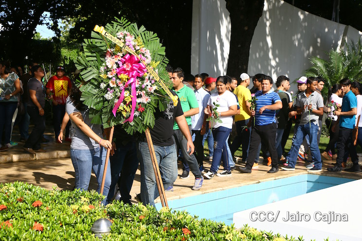 Juventud Sandinista rinde homenaje a héroes y mártires en Mausoleo de los Comandantes