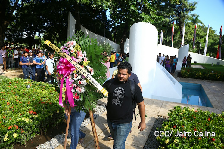 Juventud Sandinista rinde homenaje a héroes y mártires en Mausoleo de los Comandantes