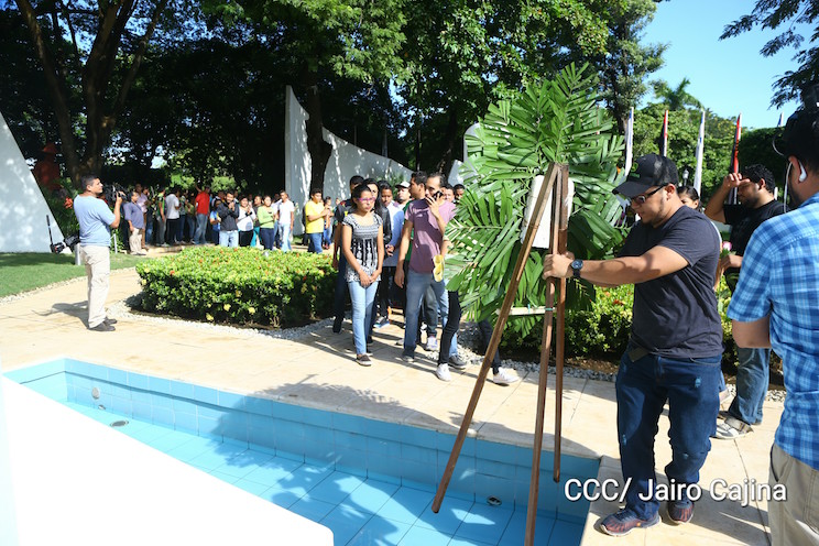 Juventud Sandinista rinde homenaje a héroes y mártires en Mausoleo de los Comandantes