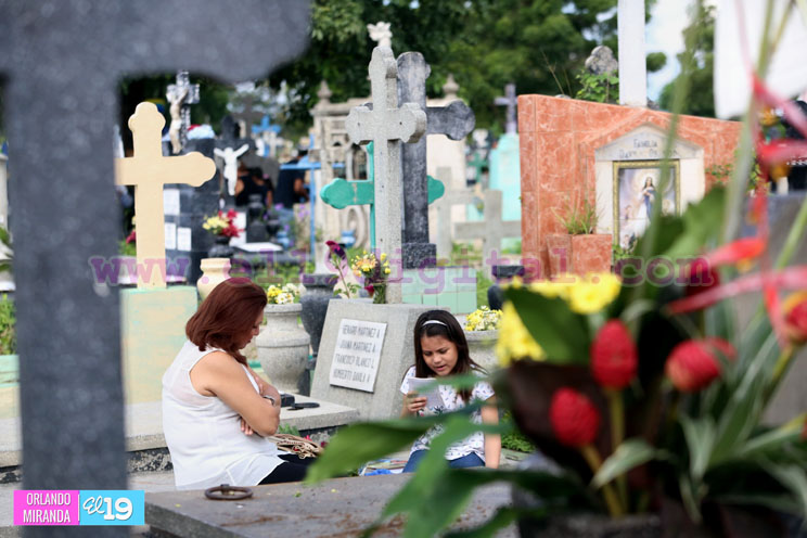 Familias acuden al Cementerio General a visitar a sus deudos