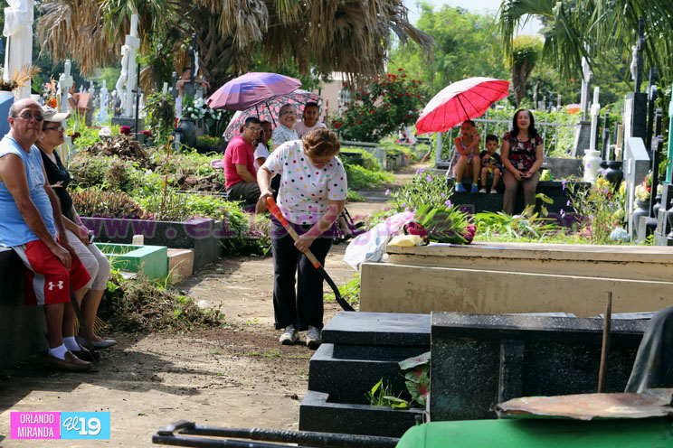 Familias acuden al Cementerio General a visitar a sus deudos