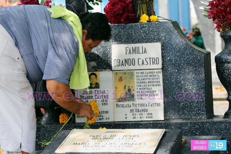 Familias acuden al Cementerio General a visitar a sus deudos