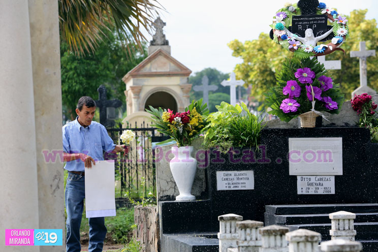 Familias acuden al Cementerio General a visitar a sus deudos