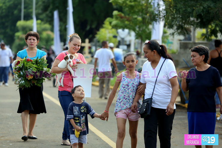 Familias acuden al Cementerio General a visitar a sus deudos
