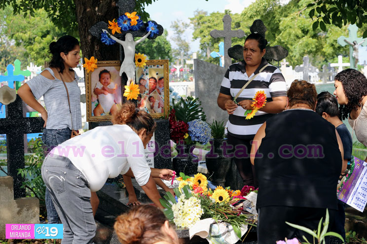 Familias acuden al Cementerio General a visitar a sus deudos