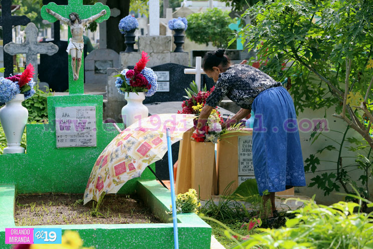 Familias acuden al Cementerio General a visitar a sus deudos