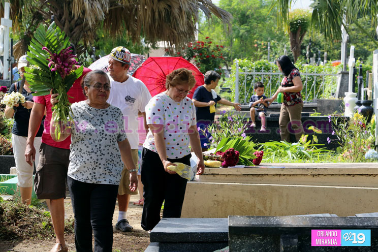 Familias acuden al Cementerio General a visitar a sus deudos