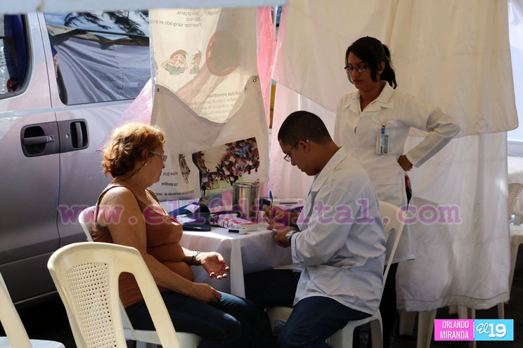 Familias acuden al Cementerio General a visitar a sus deudos