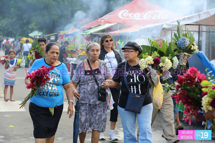 Familias acuden al Cementerio General a visitar a sus deudos