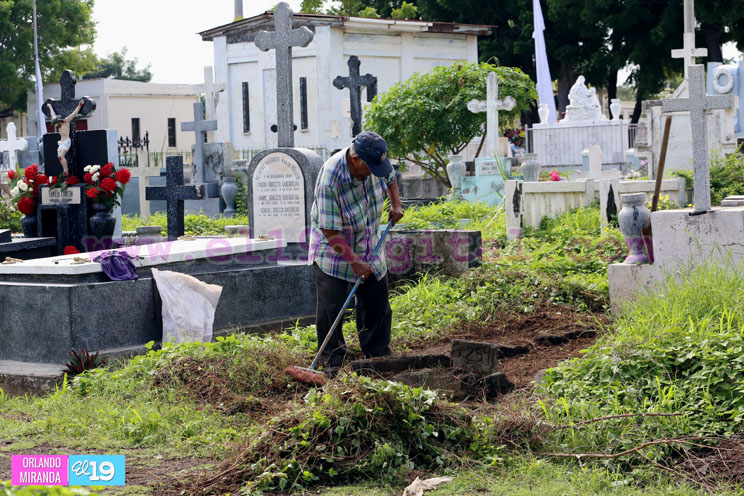 Familias acuden al Cementerio General a visitar a sus deudos