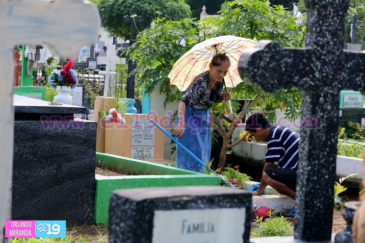 Familias acuden al Cementerio General a visitar a sus deudos