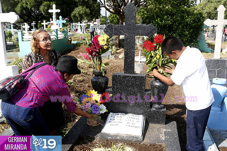 Capitalinos conmemoran el Día de los Fieles Difuntos