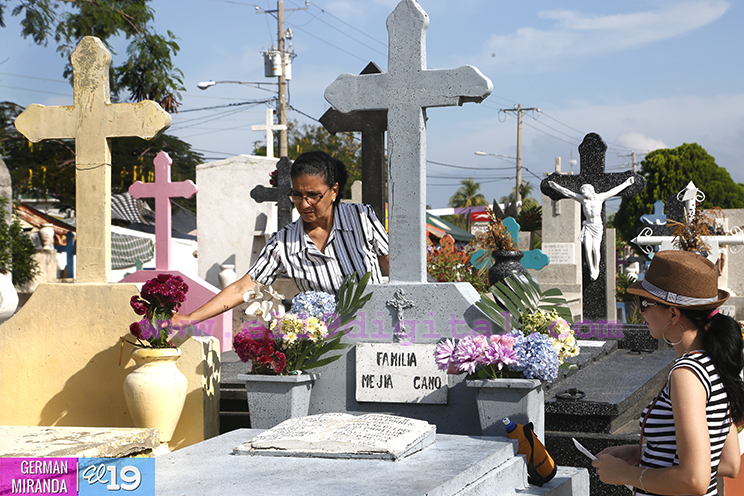 Capitalinos conmemoran el Día de los Fieles Difuntos
