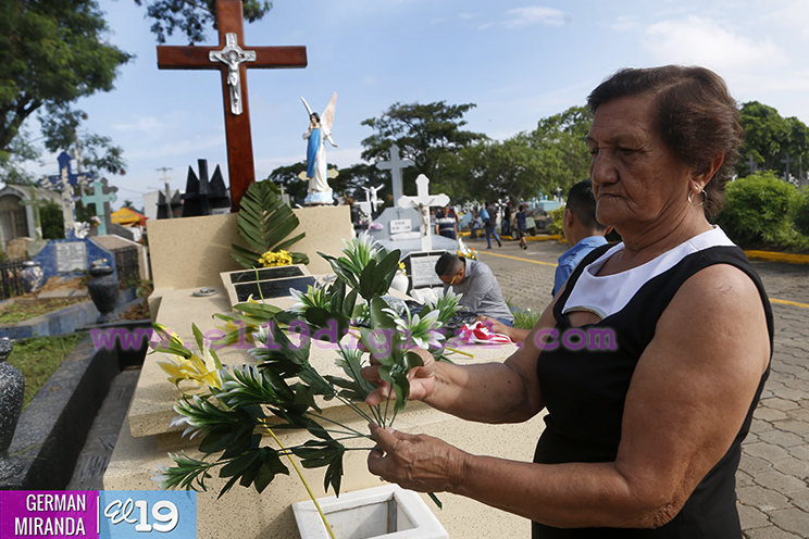 Capitalinos conmemoran el Día de los Fieles Difuntos