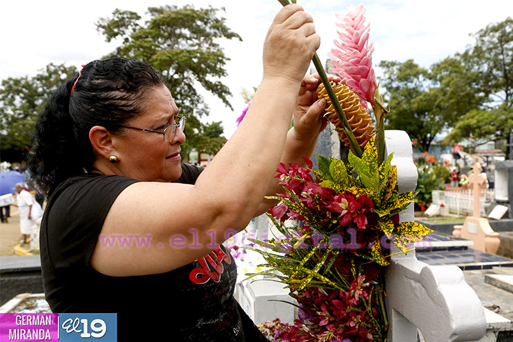 Capitalinos conmemoran el Día de los Fieles Difuntos