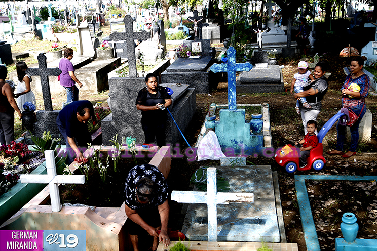 Capitalinos conmemoran el Día de los Fieles Difuntos